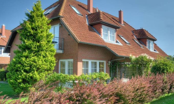 Wulfen House | Inviting Retreat by the Golf Course with Family Amenities