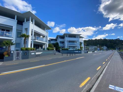 Paihia Apartment | Oceanfront Retreat: Guest Rated 9.5 with Pool & Dining