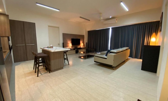 Batu Ferringhi Apartment | Seaside Escape: 4-Star Hotel with Oceanfront Pool Views