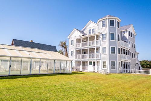 Kill Devil Hills House | Cozy Hotel by the Sea with Pool and Pet-Friendly Amenities