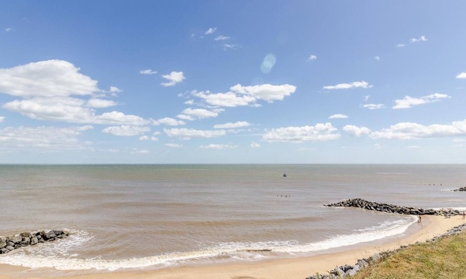 Hopton on Sea House | Cozy Dog-Friendly Caravan with Ocean View at Haven Hopton