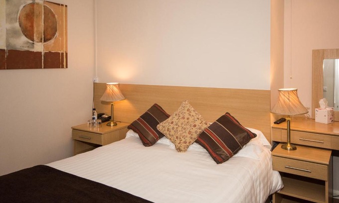 Cranwell House | Pet-Friendly Byards Leap Lodge: 4-Star Comfort Awaits