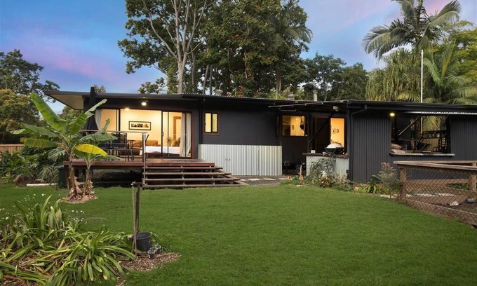 Byfield House | Relaxing Byfields Beach Lakes Farm Stay with Hot Tub