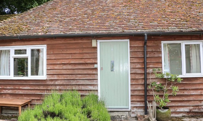 Pulborough House | Relaxing Byre Cottage 4 - Family-Friendly with Pool Access