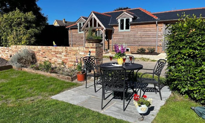 New Forest District Apartment | Ideal Byre - Cozy Farm Cottage Near Equestrian Activities