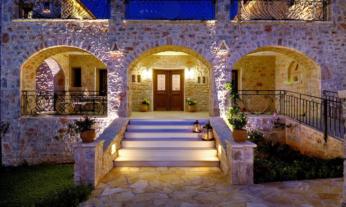 Poulithra Apartment | Experience the Byzantinon Hotel with Ocean Views & Breakfast