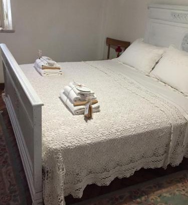 Rocca de Baldi House | Cà del Bunimur: Pet-Friendly Retreat with Hot Tub & Kitchen