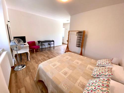 Fosdinovo Apartment | Inviting Cà del fornello: Family-Friendly with Kitchen Amenities