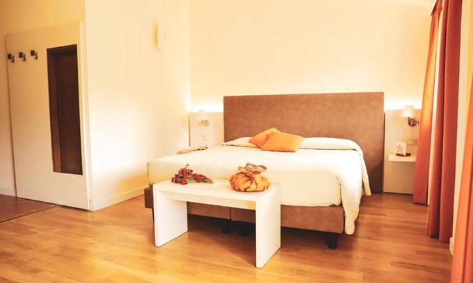 Pontremoli Hotel | Relax at Cà Del Moro Resort: Pet-Friendly with Ocean Views