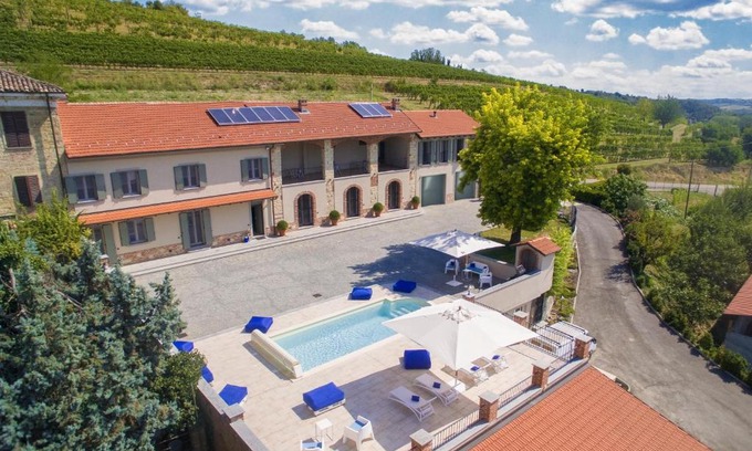 Vignale Monferrato Hotel | Discover Cà dell'Ebbro: Pet-Friendly with Pool & Hot Tub