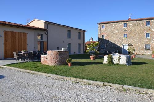 Castelnuovo Magra House | Discover Cà Thomas: Oceanfront Stay with Pool & Hot Tub