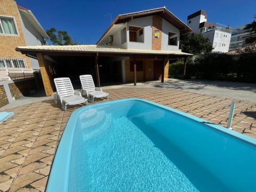 Governador Celso Ramos House | Relaxing Casa with Pool Near the Sea - 4-Star Retreat