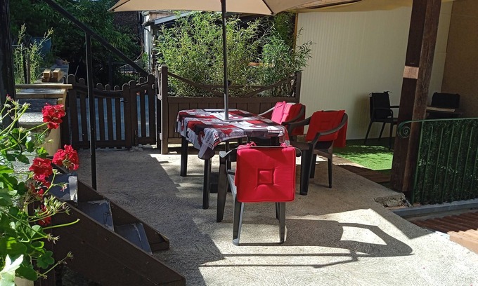 Decazeville Apartment | Top-Rated Côté Jardin: Family-Friendly Retreat in Decazeville