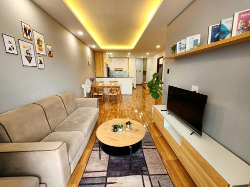 District 4 Apartment | Elegant 2-Bedroom Apartment Near City Center with River View