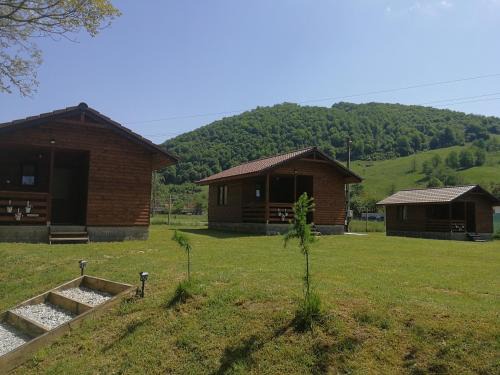 Bulz House | Guest Rated: 9.9 at Căsuțe Zăvoi Bulz with Hot Tub & Kitchen