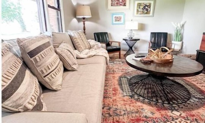 Bowling Green House | Discover Unmatched Comfort at Casita Cafe with Lake Views