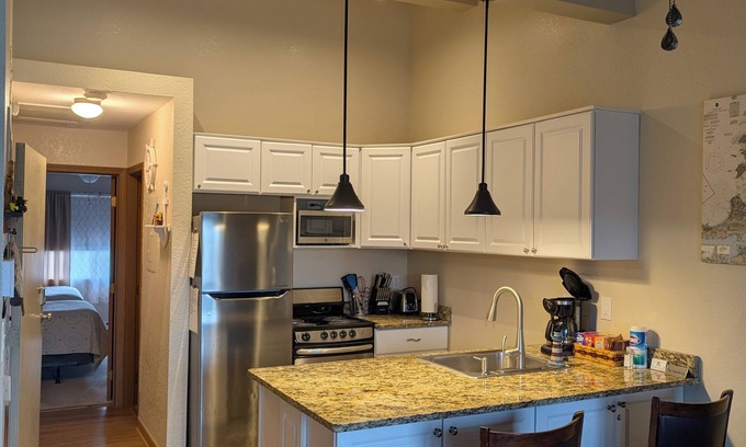 Oak Harbor Condo | Top-Rated Stay at C & D "REST-A-WHILE" with Pool & Breakfast