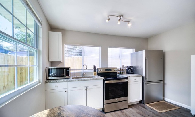 Jacksonville House | Pet-Friendly Krispy Krashpad with Breakfast & Kitchen
