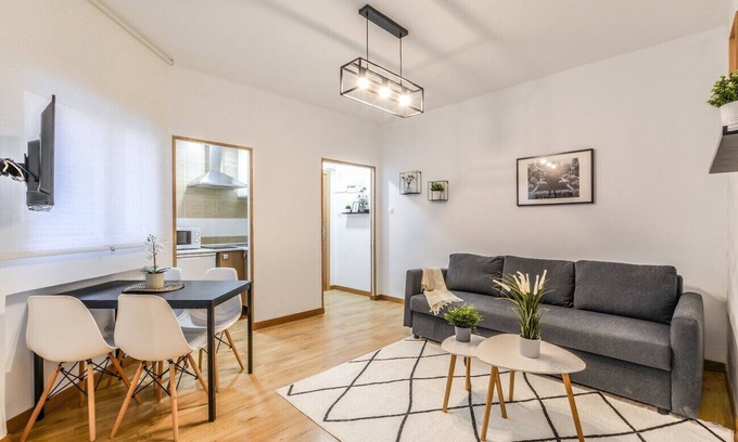 Palacio Apartment | Inviting C Plaza de España 2B - Pet-Friendly Apartment