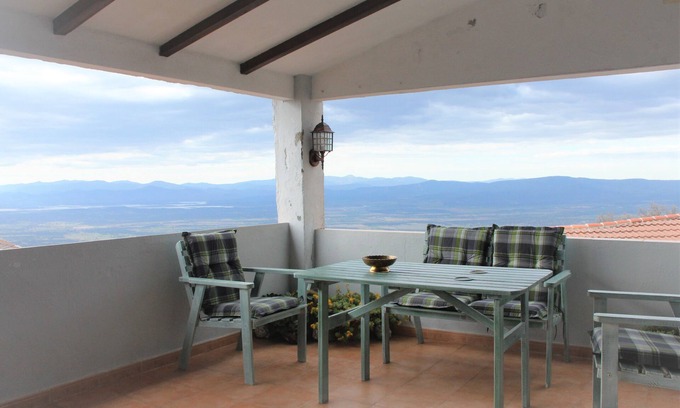 Cabezabellosa Cottage | Explore C. R. "Carvajal": Birding, Trekking & Relaxation