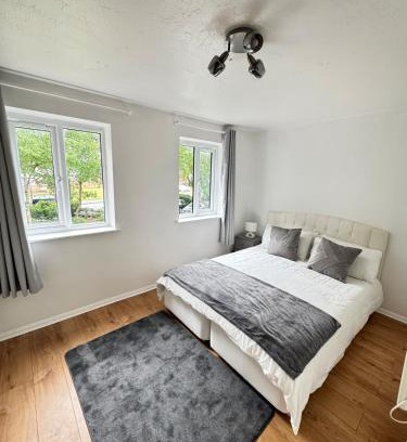 East Wickham Apartment | C&S Luxe - Work & Explore - London, Greenwich, 02 arena, Free Parking & Park retreat