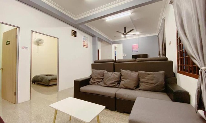 Taman Rinting House | Discover C01 HomeStay: Family-Friendly in Rinting Village