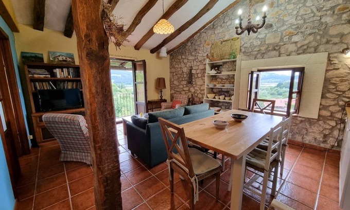 Colindres Apartment | Unique Ático Colindres: Family-Friendly with Spa and Kitchen