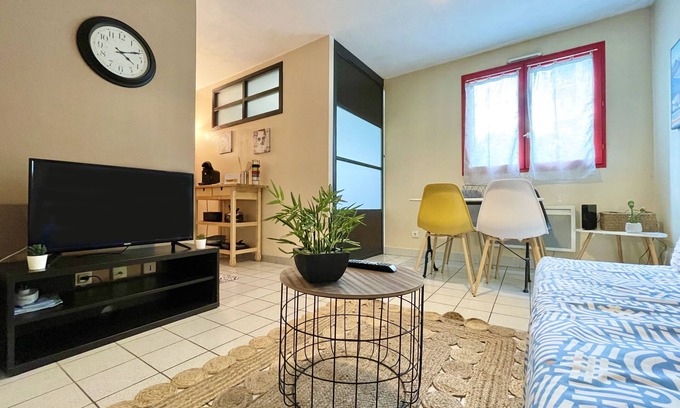 Secteur 1 Apartment | Convenient Le Félix: Pet-Friendly Near GEM & Train Station