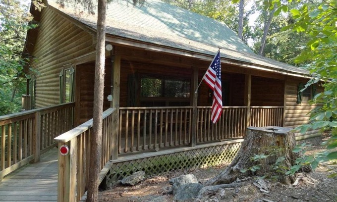 Mount Ida House | Cozy One Bedroom Cottage with Hot Tub & Unique Extras