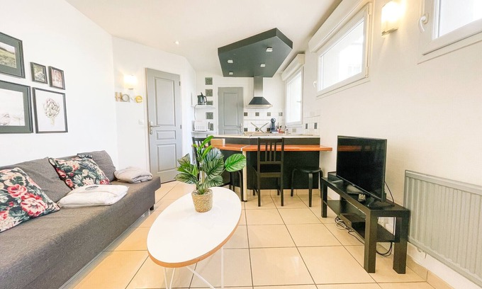 Quartier Chorier-Berriat Apartment | Pet-Friendly Vallier Libération: Comfort with Breakfast Included