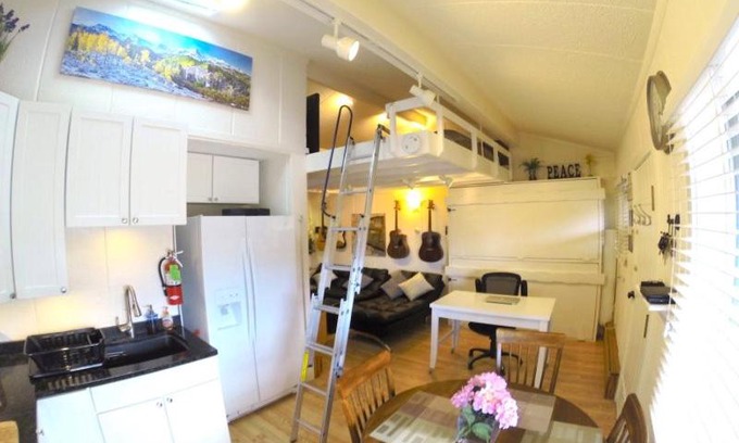 Glenwood Springs Apartment | Family-Friendly C6 with Hot Tub and Kitchen Amenities
