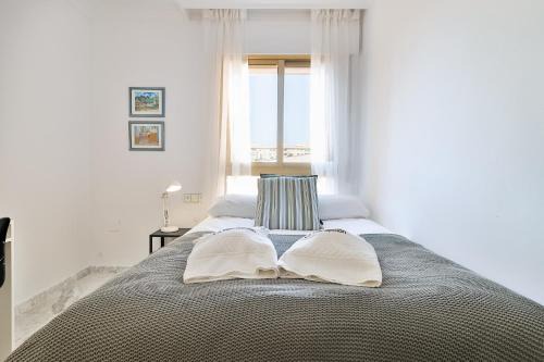 Poligono Alameda Apartment | Bright and Spacious 5-Bedroom Retreat in Town
