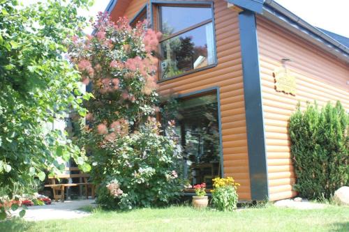 Chlapowo House | Cozy Retreat with Patio: Pet-Friendly Family Getaway