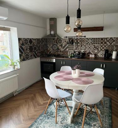 Corbu Apartment | Oceanfront Retreat: Ca acasă Corbu with Family-Friendly Perks