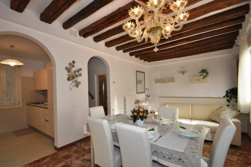 Cannaregio House | Exceptional Ca' Alansari: Oceanfront Retreat with Dining