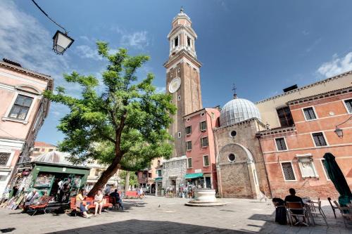 Cannaregio Apartment | Pet-Friendly Retreat at Ca' Apostoli for Family Getaways