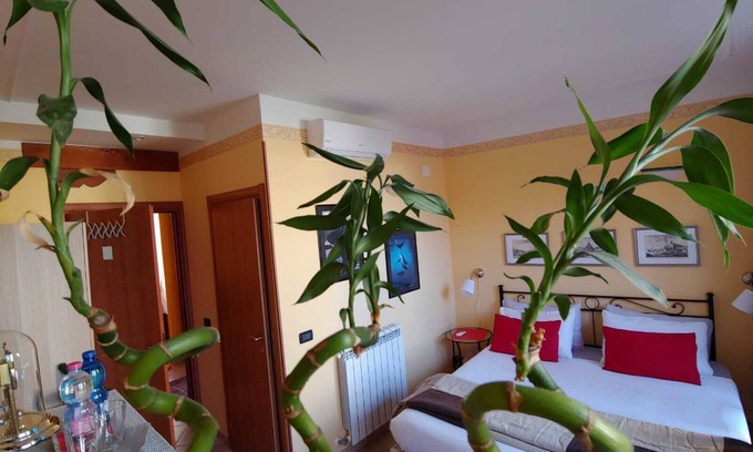 Dorsoduro House | Ca 'Barozzi - Inviting Red Ensuite with Pool and Spa