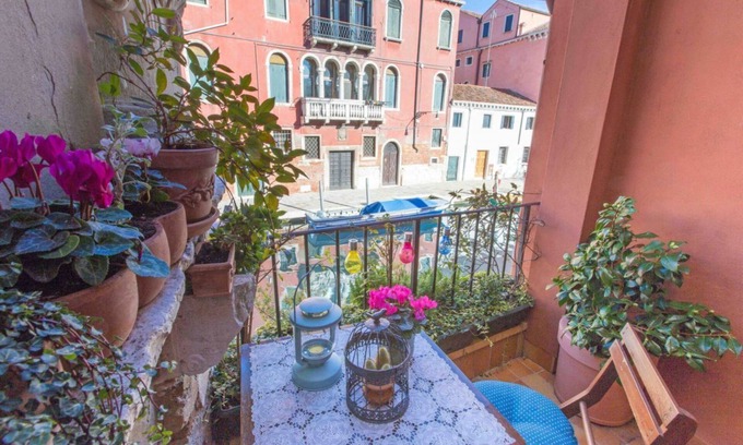 Dorsoduro Apartment | Experience CA CAMMELLO: Private Terrace & Canal Views