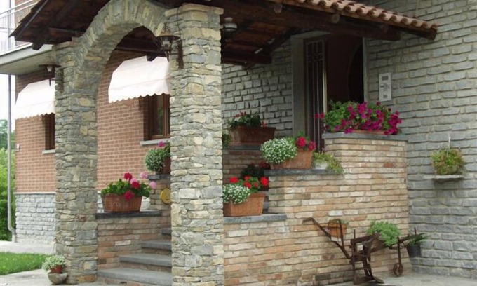 Castagnole delle Lanze Bed & Breakfast | Discover Ca D Gnese: Family-Friendly with Pool & Dining