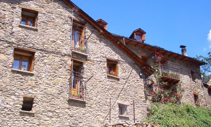 Durro House | Pet-Friendly Getaway at Ca de Garbot with Family Amenities