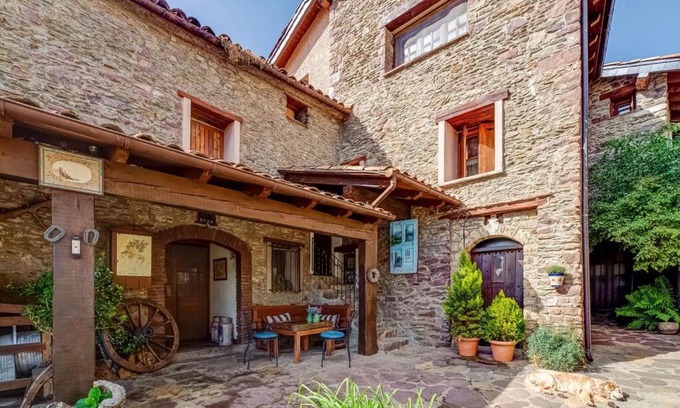 Ardanue House | Guest Rated 10/10: Ca de Perich with Family-Friendly Amenities