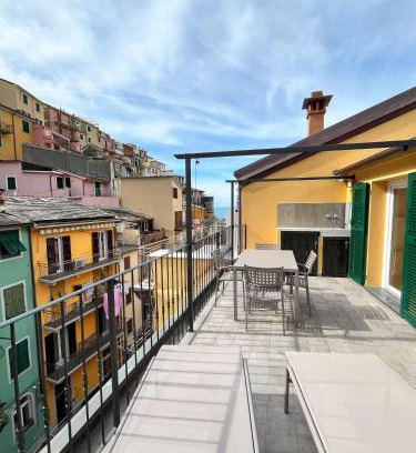 Manarola House | Discover Ca' del Monica: Family-Friendly with Kitchen Amenities