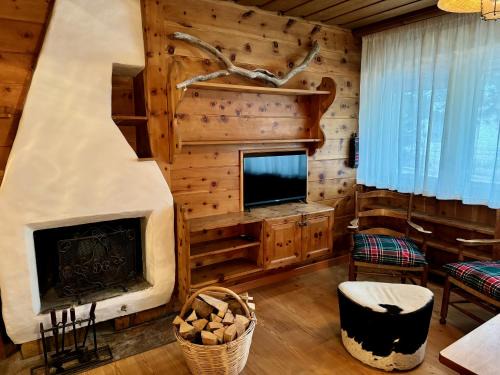 Cortina d'Ampezzo Historic Centre Apartment | Elegant Ca Dolomia: Central Apartment, Family & Pet Friendly