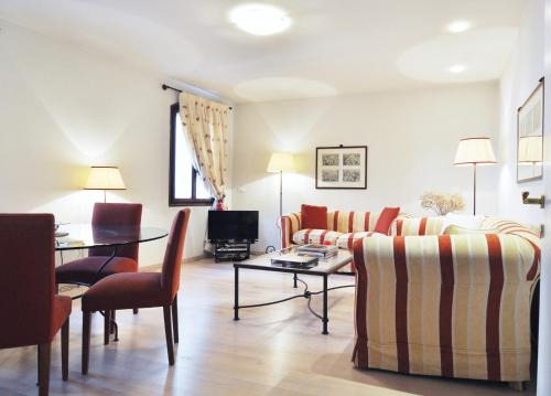 Castello Apartment | Charming Ca' Formosa: Scenic Canal Views Near San Marco