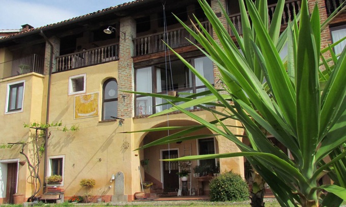 Valdengo Bed & Breakfast | Cà Guala B&B: Idyllic Farmhouse Retreat by Biella Hills