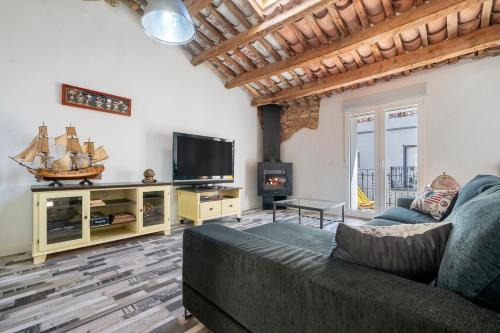 Sant Carles de la Rapita House | Inviting Ca la Rápita: Child-Friendly Retreat with Hot Tub