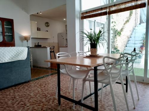La Font d'en Carros House | Welcoming Ca la Rosa: Family-Friendly with Hot Tub Access