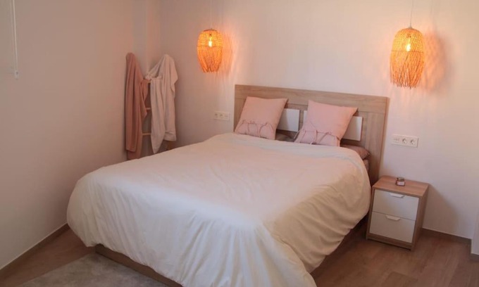 Alicante City Centre Apartment | Discover Ca Lanosa: Family-Friendly Retreat with 9.9 Rating
