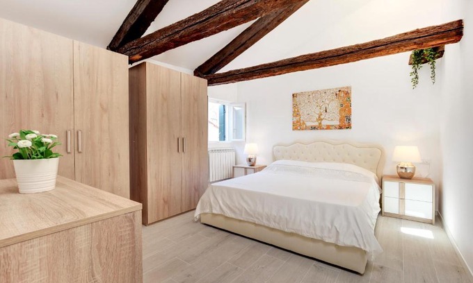 Cannaregio Apartment | Discover CA MODERNA 2: Pet-Friendly Retreat with Hot Tub