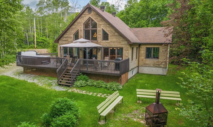 Petite-Riviere-Saint-Francois House | Le Rêveur: Ski, Hot Tub & Relaxation Awaits You